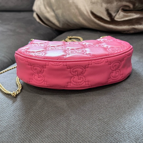 Gucci GG Quilted Shoulder Bag with Gold Chain Straps - Picture 5 of 10